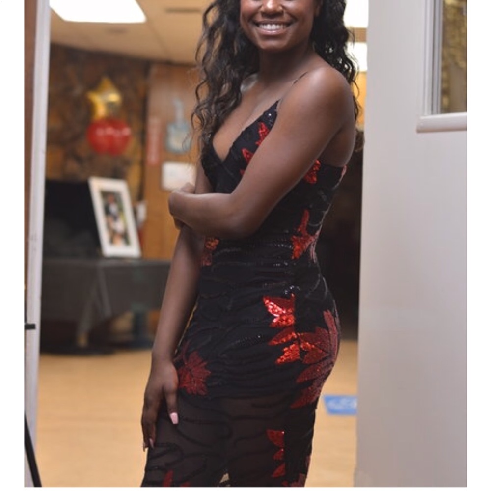 Sequence Red and Black Dress - Picture 7 of 7